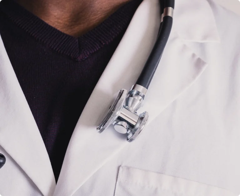 Läkare i vit rock med stetoskop – professionell vård inom kiropraktik Halmstad.