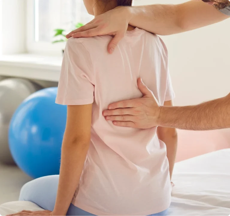 Kiropraktor behandlar patientens rygg – trygg kiropraktik Halmstad för bättre hälsa.