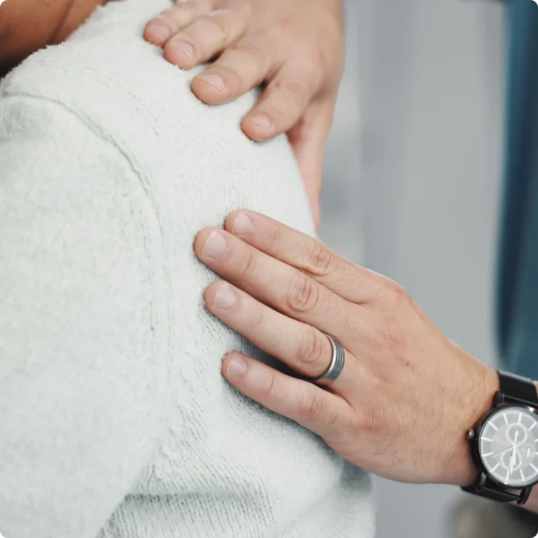 Kiropraktor behandlar en patients skuldra – professionell kiropraktik Halmstad för smärtlindring.